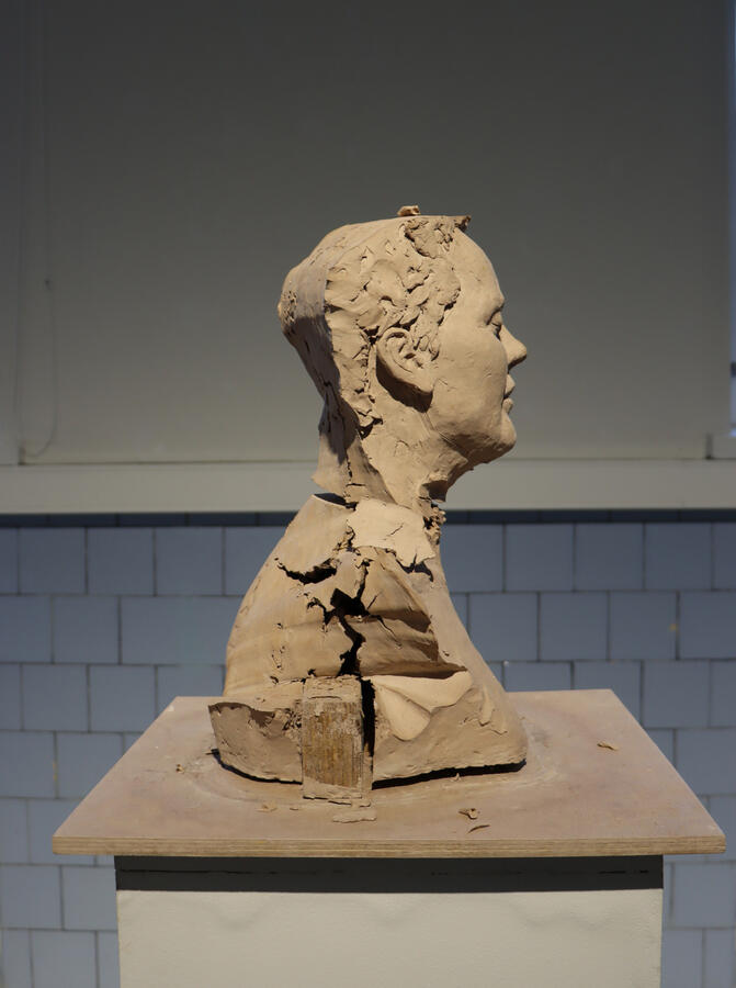 Väki ja valta -peliperformanssin toinen veistos sivusta. Turmeltuna pelin jälkeen. Taidekeskus Mältinranta, 2023