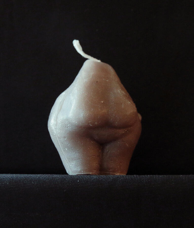 Naiskynttilä edestä, steariini ja parafiini