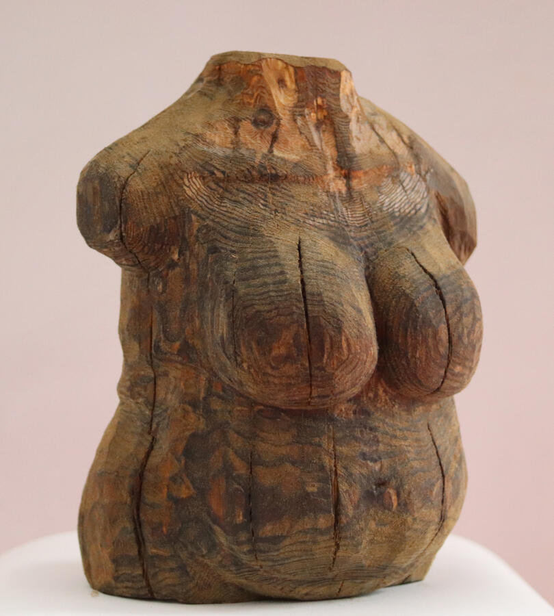 &quot;Kaikki muuttuu&quot;, mänty, terva, puuöljy, 43 x 28 x 27 cm, 2022