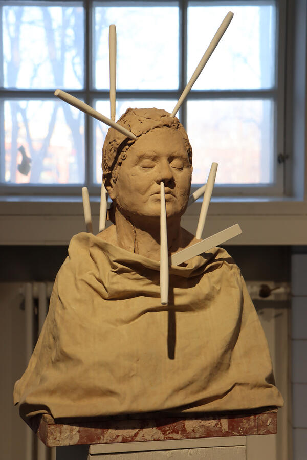 Väki ja valta -peliperformanssin ensimmäinen veistos turmeltuna esityksen jälkeen. Taidekeskus Mältinranta, 2023