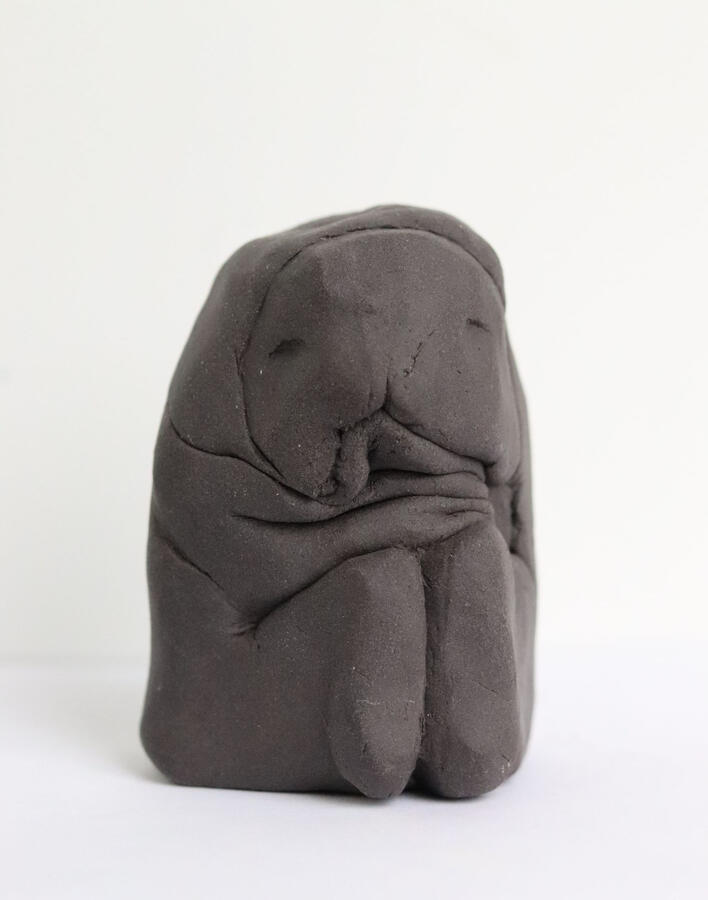 &quot;On vähän harmaa olo&quot;, keramiikka, 8 x 6 x 4 cm, 2022