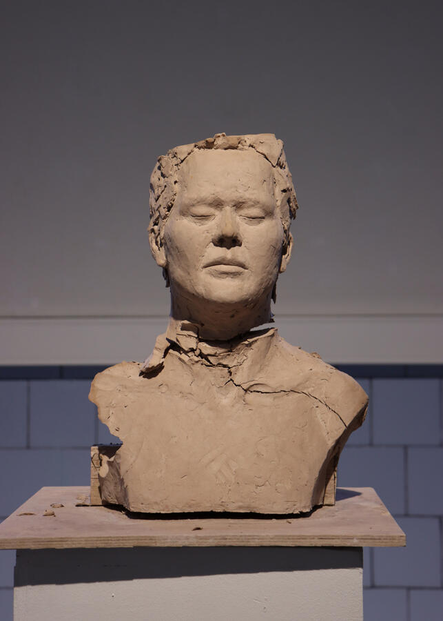 Väki ja valta -peliperformanssin toinenveistos edestä. Turmeltuna pelin jälkeen. Taidekeskus Mältinranta, 2023