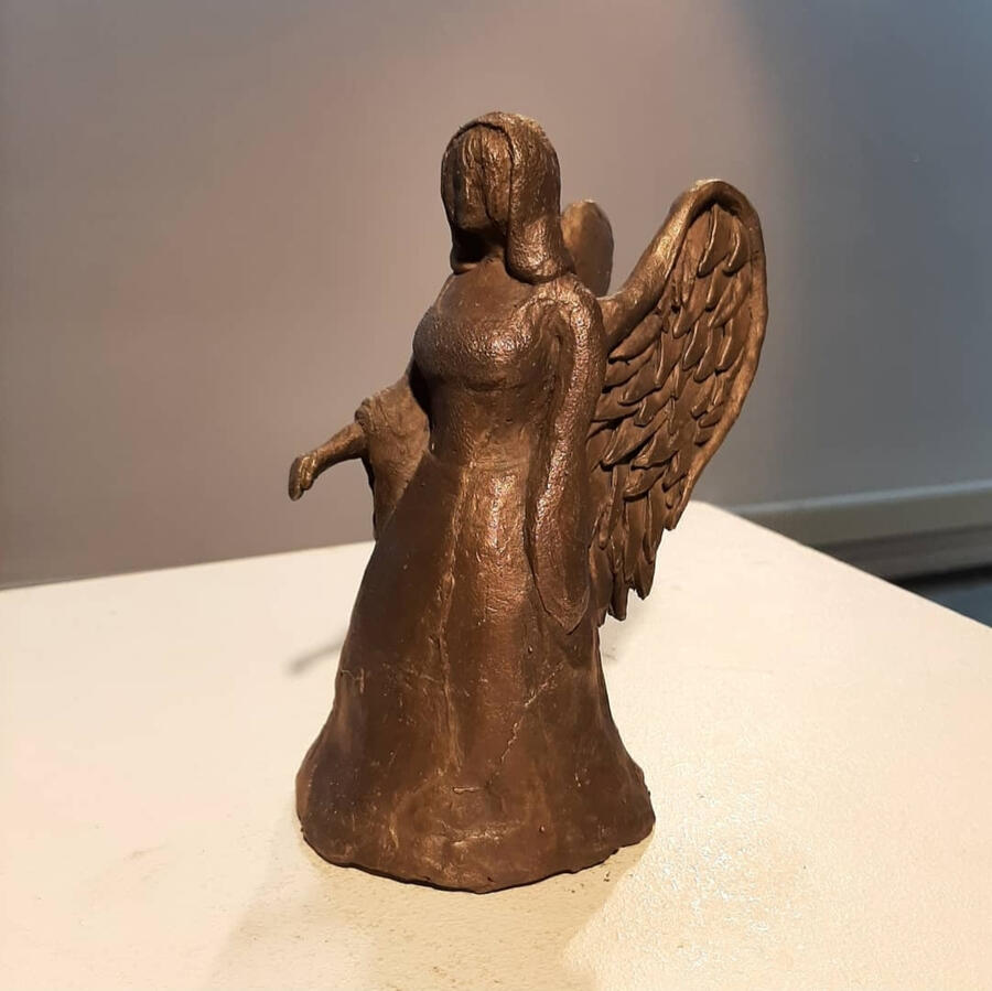 &quot;She&quot;, pronssi, 15 x 8 x 11 cm, 2021. Hautakoriste.