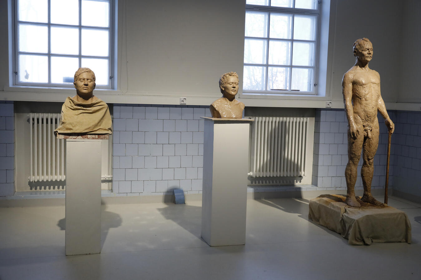 Väki ja valta -peliperformanssin veistokset koskemattomina. Taidekeskus Mältinranta, 2023