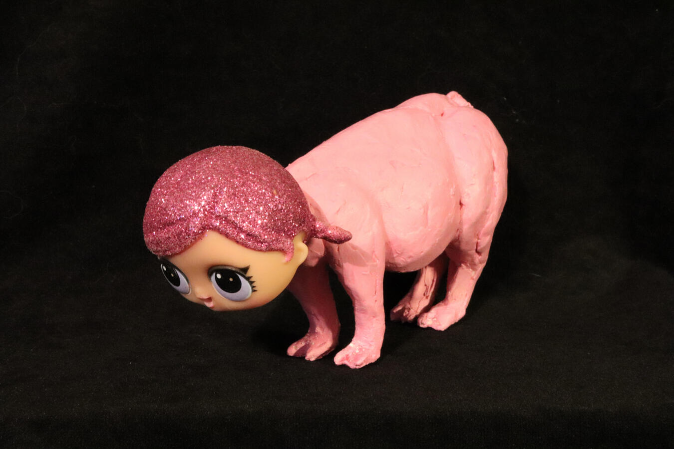 &quot;Kuka?&quot;, nuken pää, kipsi, akryylimaali, 10 x 6 x 8 cm, 2022