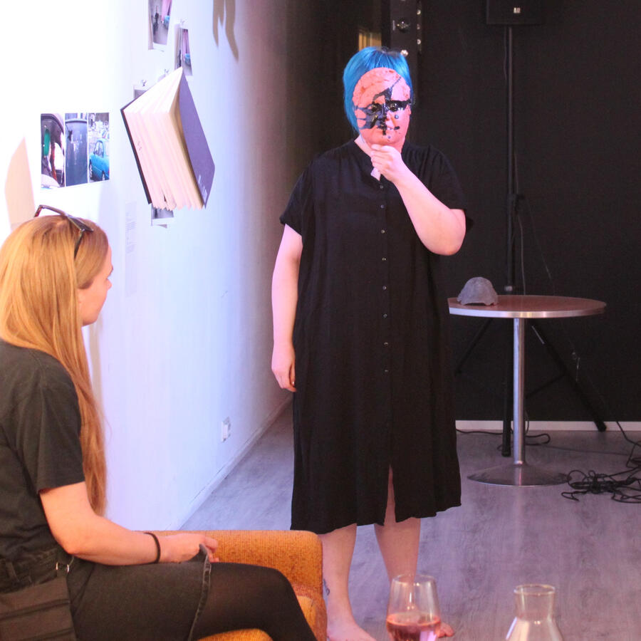 Performanssin jälki -näyttelyn avajaiset, Bar Bonk Performanssin jälki -näyttelyn avajaiset, Bar Bonk