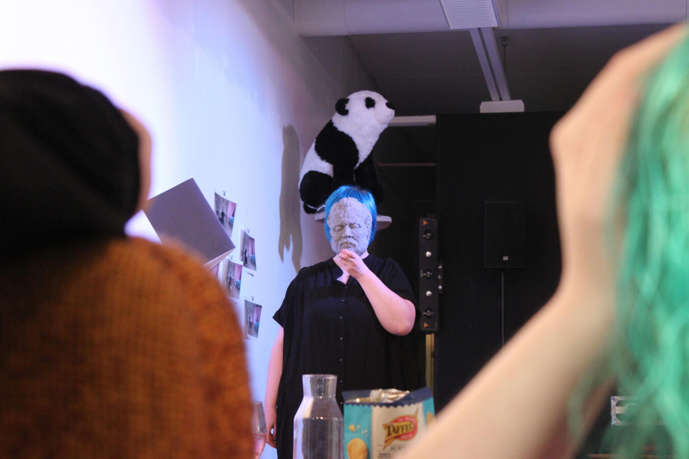 Performanssin jälki -näyttelyn avajaiset, Bar Bonk